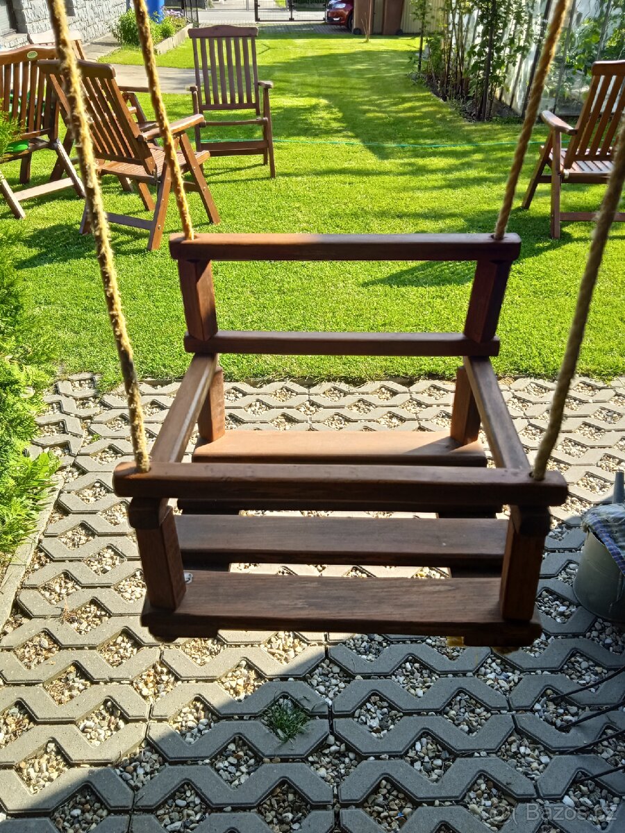 Dětská dřevěná houpačka