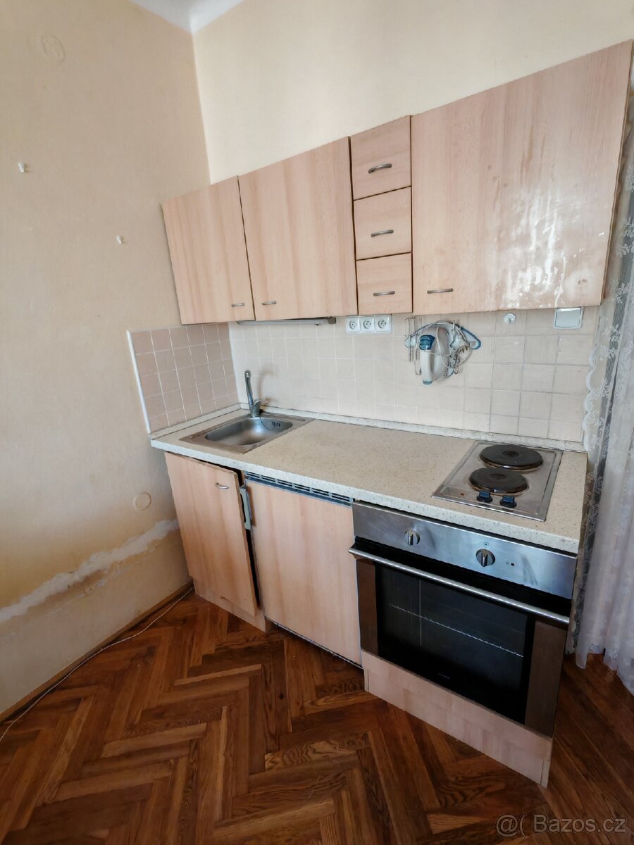 Kuchyňská linka vč. spotřebičů.
