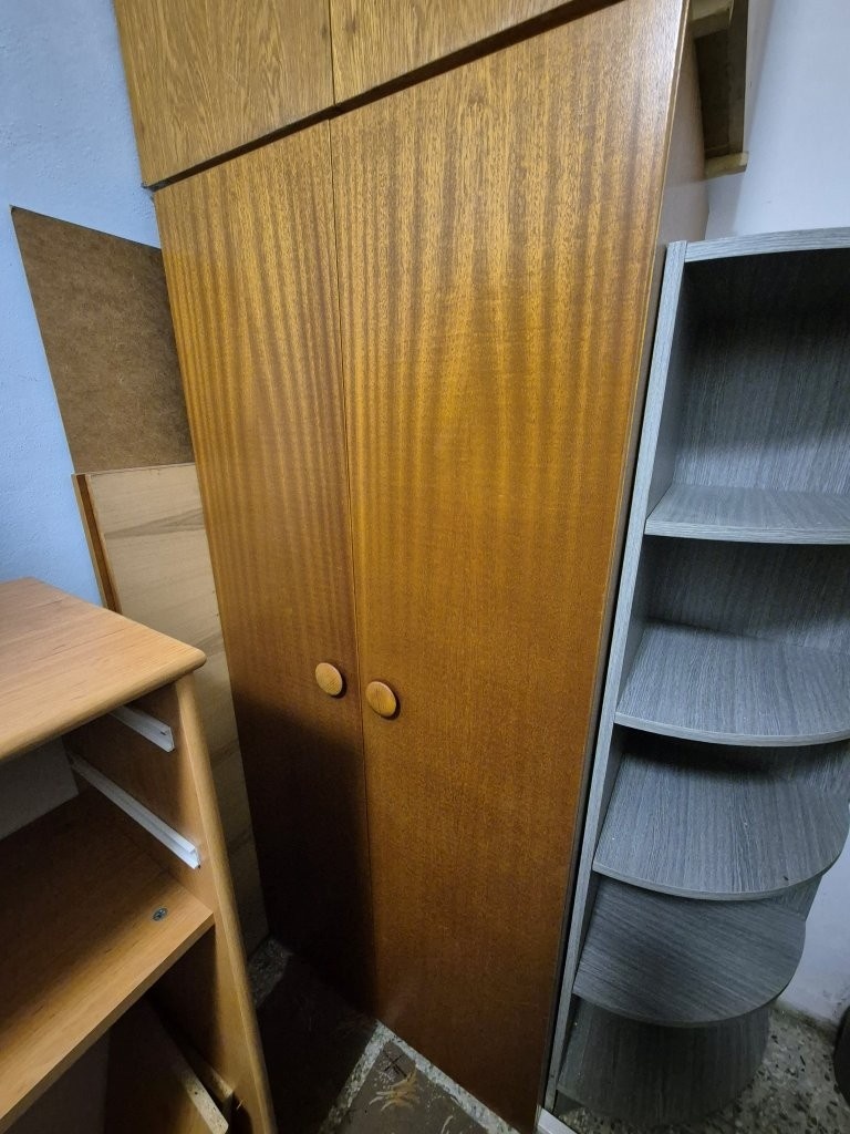 starší šatní skříń a skříňka