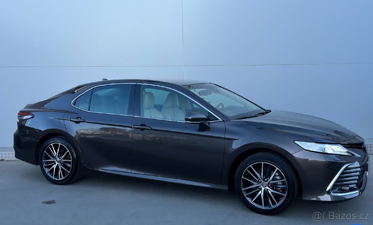 Toyota Camry hybrid 2023 záruka