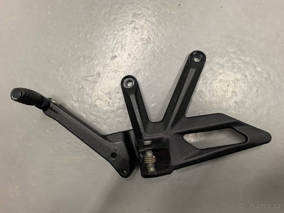 KTM Super Duke 1290 R, 2020+ Držák stupačky L a řadička