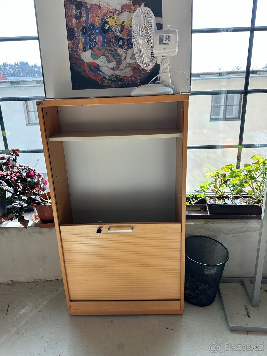 prodám zamykatelnou skříň s žaluzií