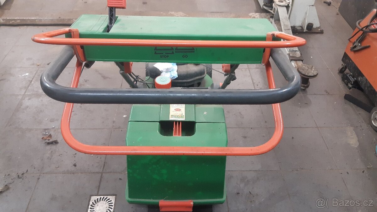 Benzínová sekačka s pojezdem