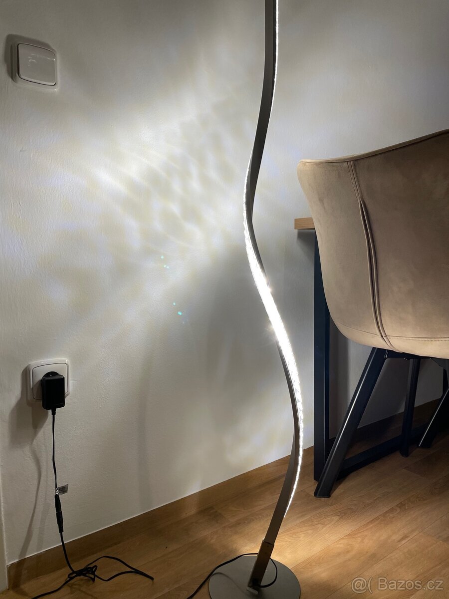 LED stojací lampa