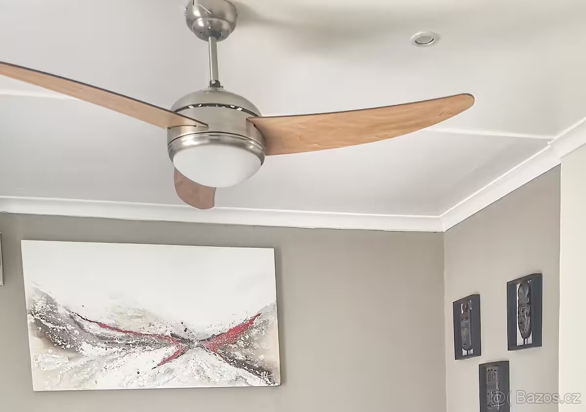 Stropní ventilátor se světlem