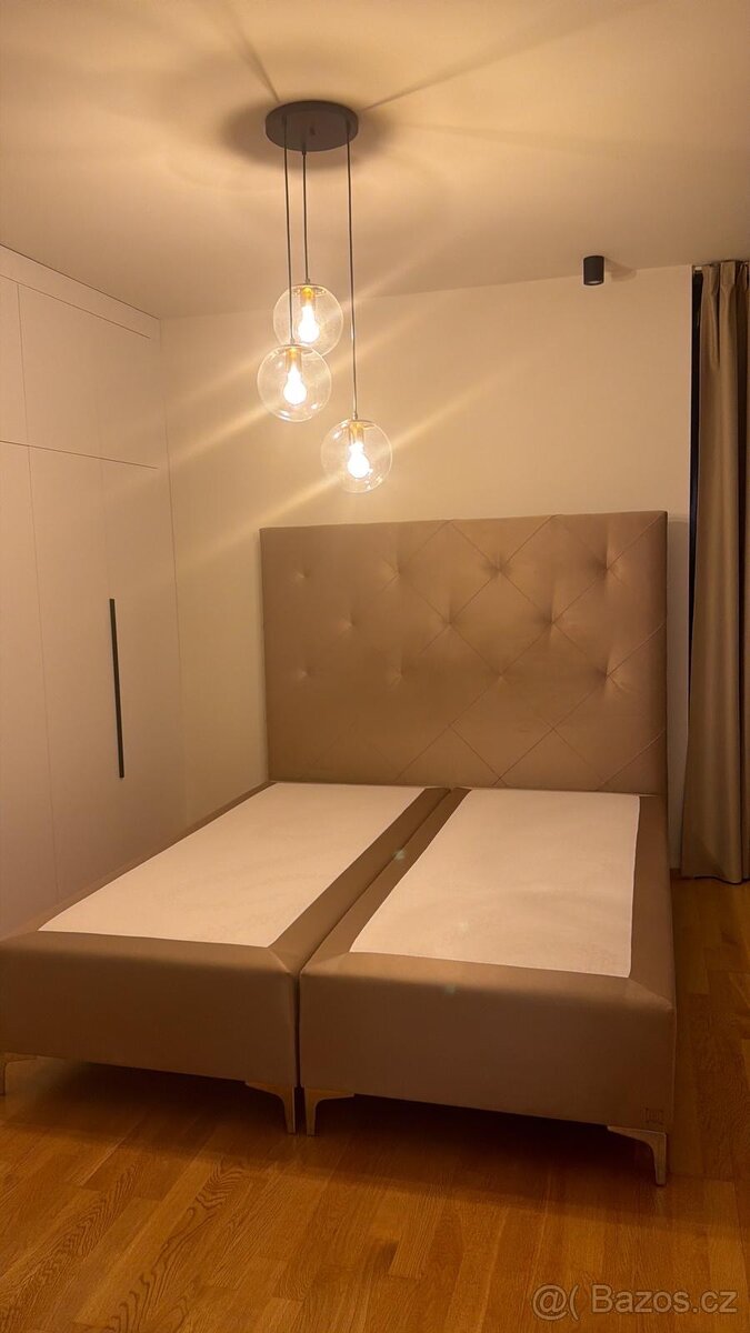 Stylová čalouněná postel – ihned k odběru