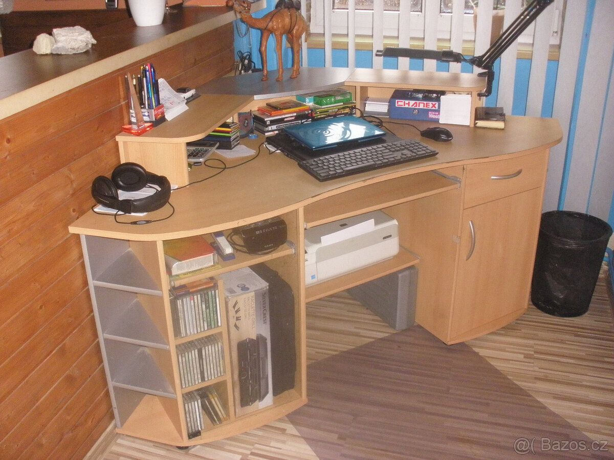 Rohový PC stůl