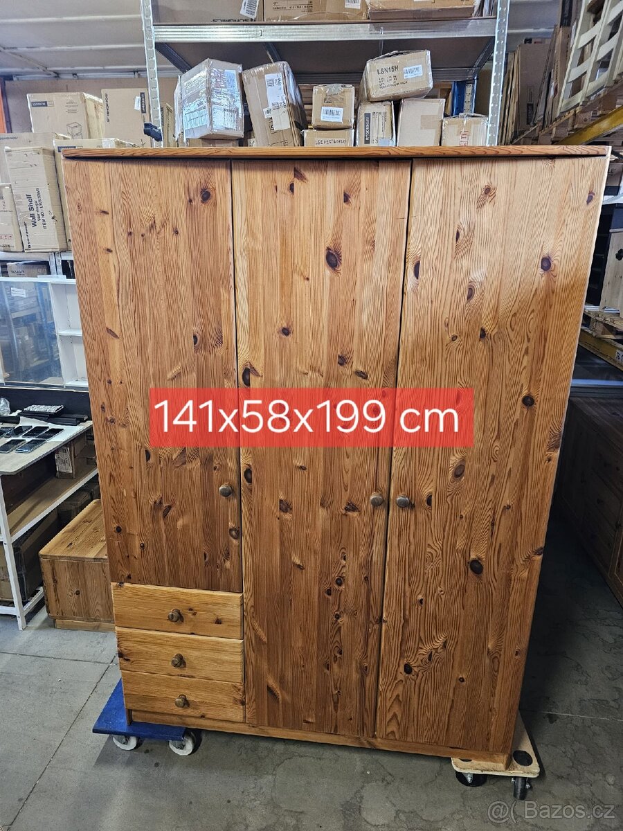 MASIVNÍ ŠATNÍ SKŘÍŇ