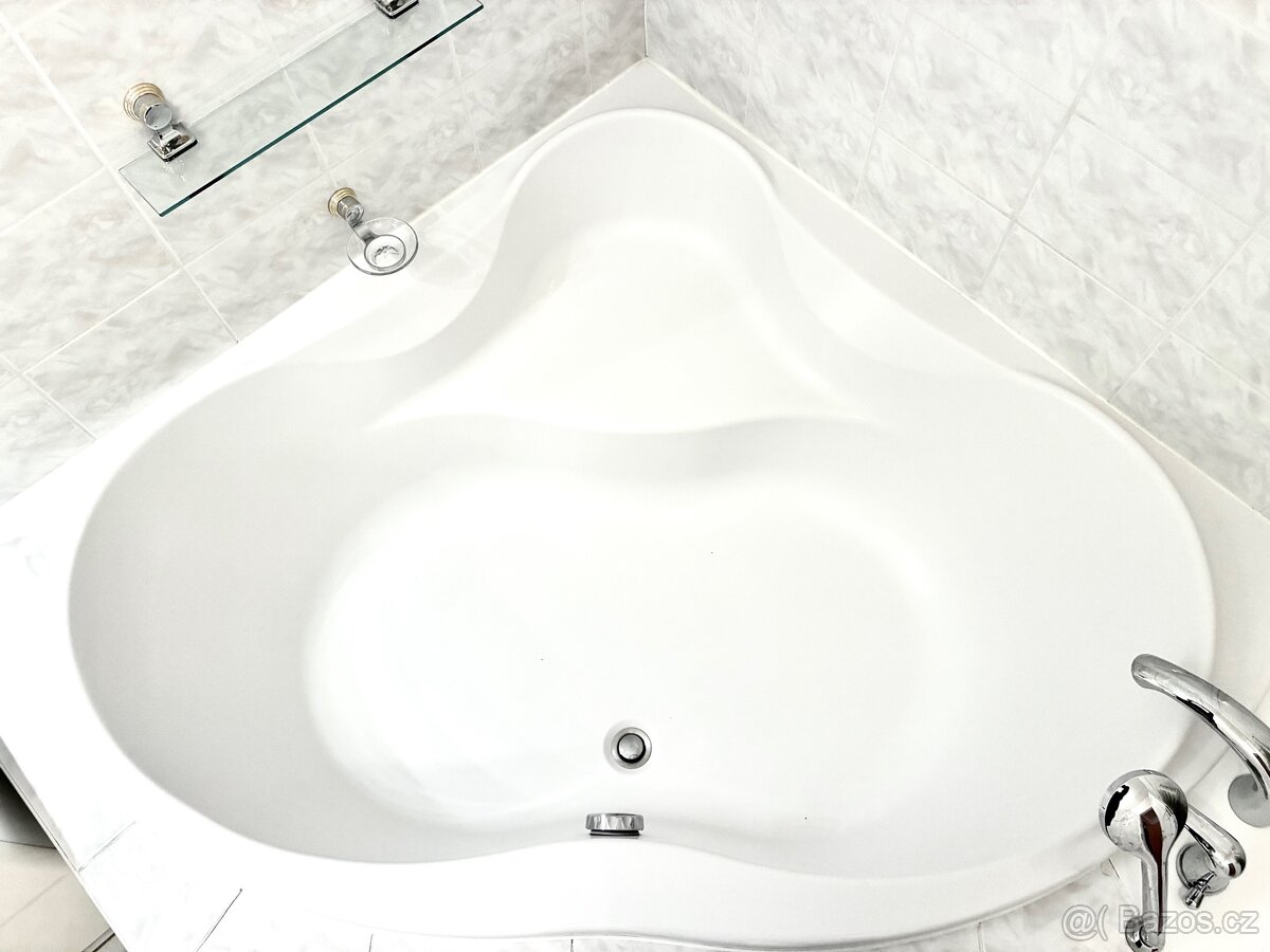 Rohová vana s baterií 140x140 cm super stav