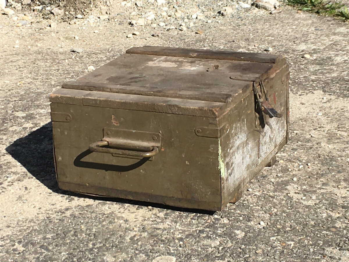 Dřevěná bedna na munici