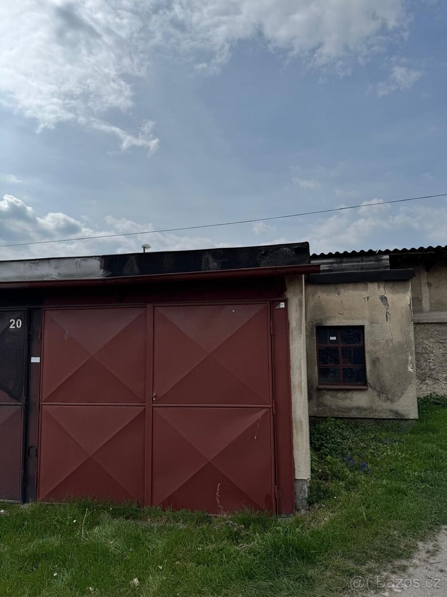 Garáž na ulici Tyršova v Nymburce, u Hasičů