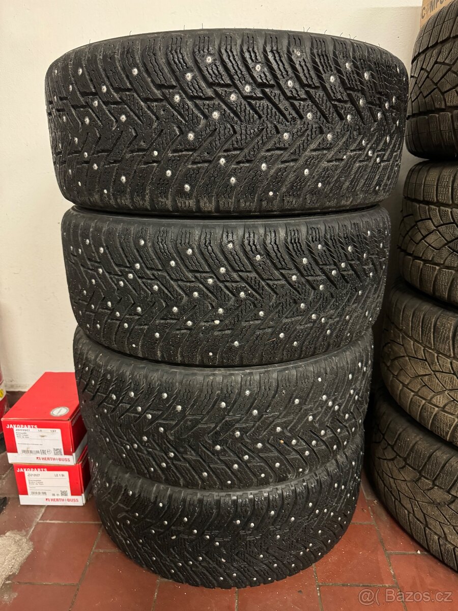 Pneu s hroty 235/45R17