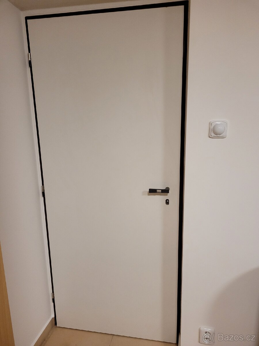 Plné dveře bílé 80L s dozickým zámkem.
