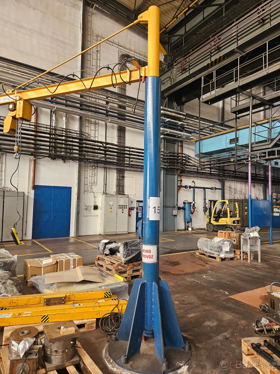 Sloupový otočný jeřáb 250 kg + kočka - více ks