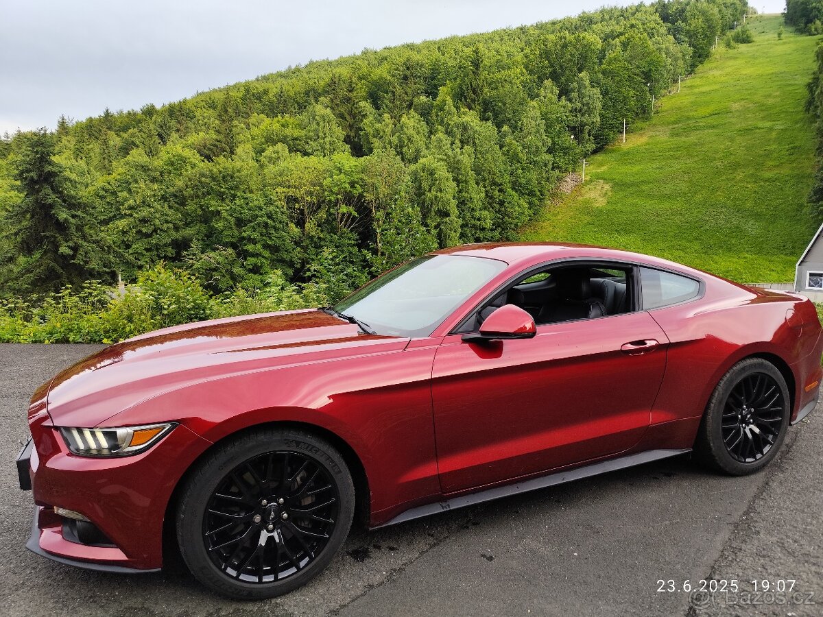 Ford Mustang, v krásném stavu, nové v ČR. Najeto 60 tis km