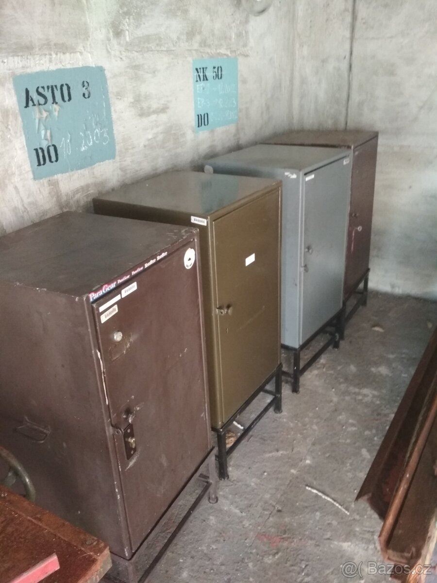 Poptávám trezor, trezorova skříň vojenská