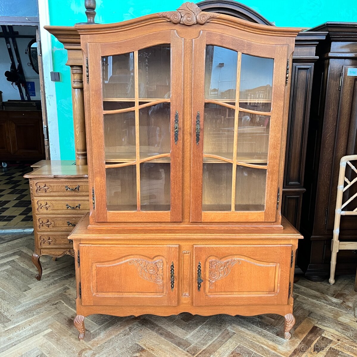 Vitrína chippendale dubová 4 dvířka, řezby