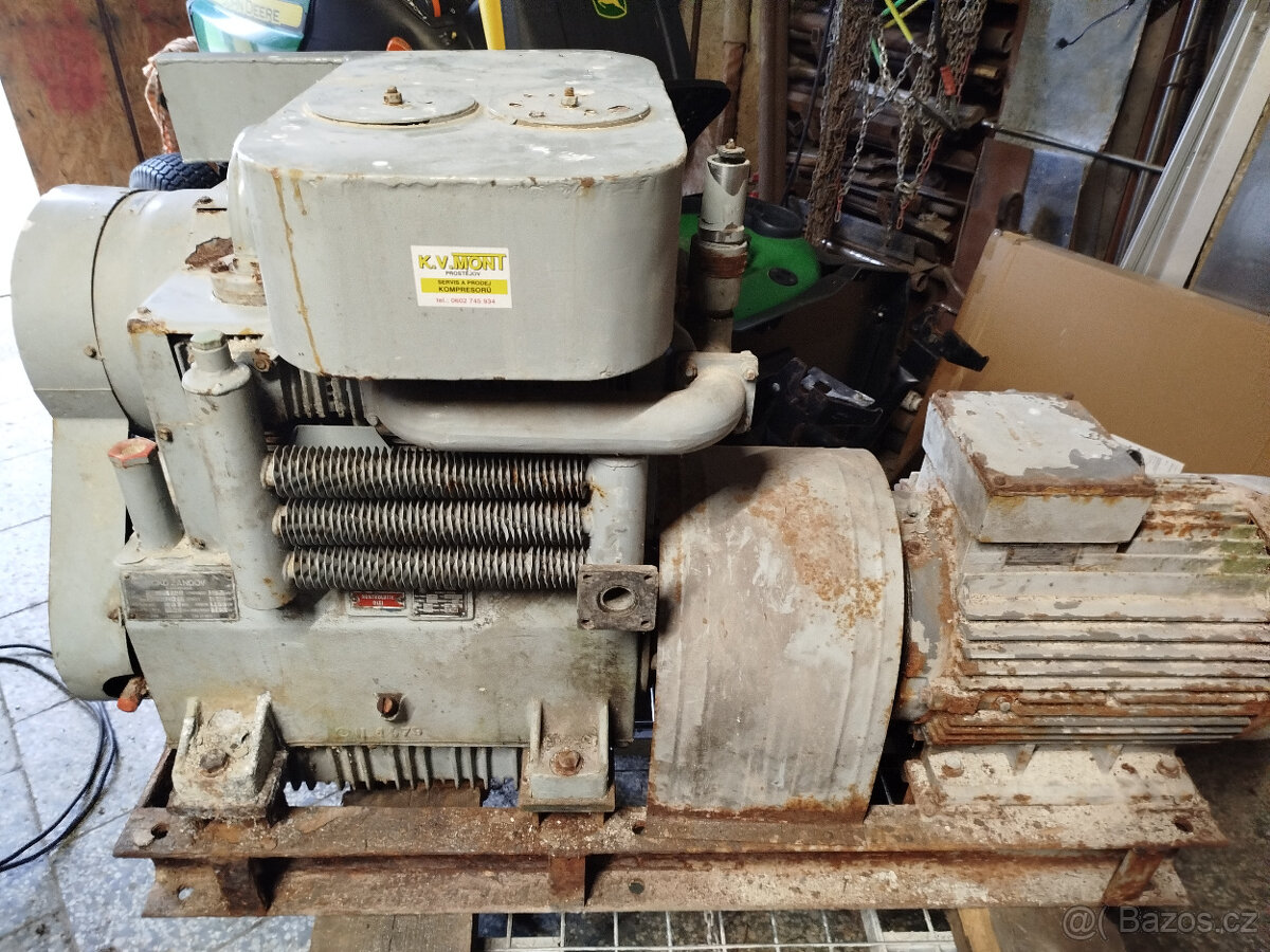 Kompresor ČKD - 3DSK100-tříválcový pístový.