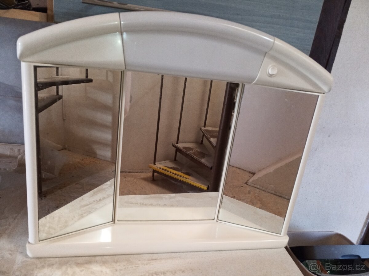 Skříňka zrcadlova se světlem