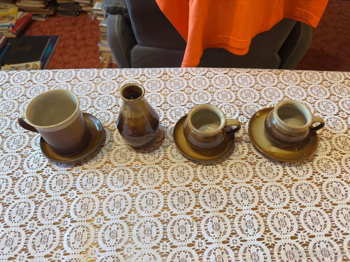 Vintage hnědá keramická sada na kávu či čaj a váza