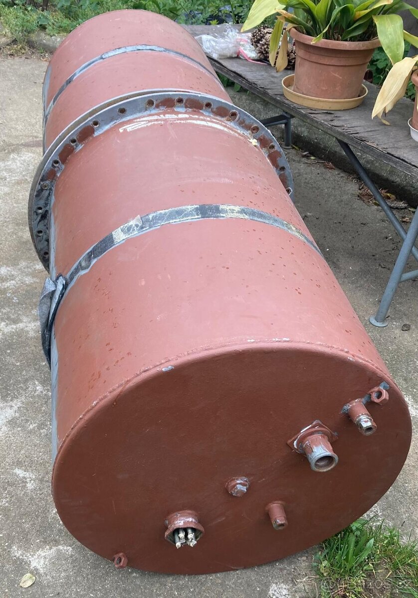 ŽELEZNÁ POZINKOVANÁ NÁDRŽ NA VODU+KONSTRUKCE