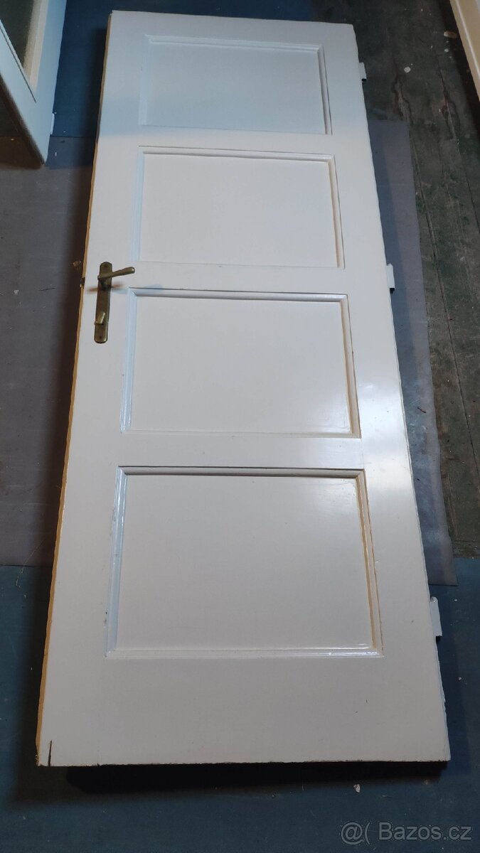 Staré dveře a futra