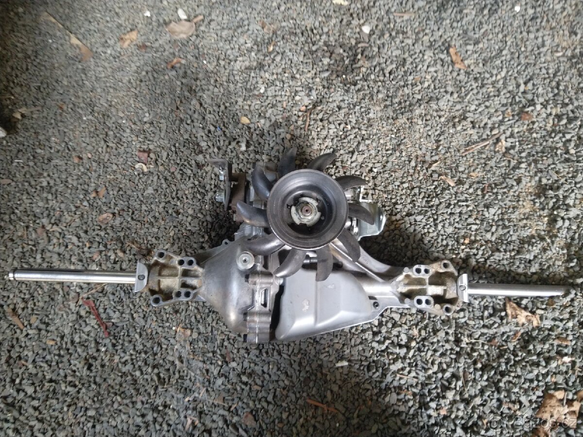 Zahradní traktor, převodovka Hydro Gear T2.