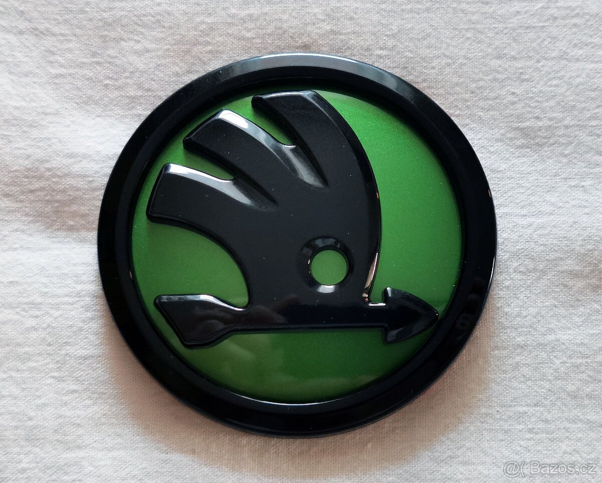 Znak Škoda tmavě zelený 90mm
