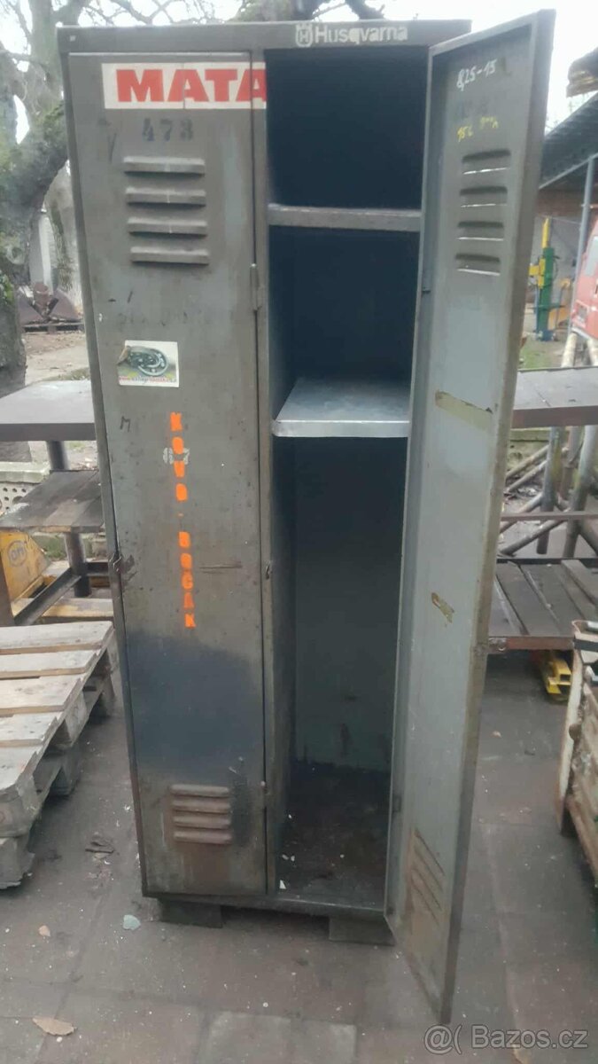 Plechová šatní skříň