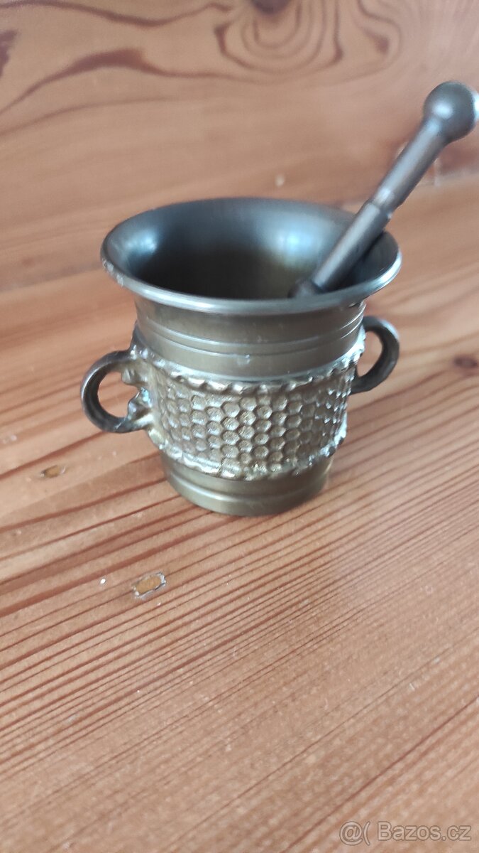 Malý mosazný hmoždíř