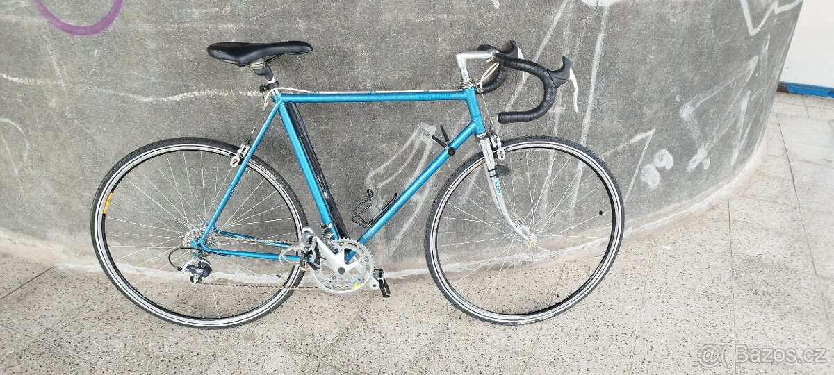 Silniční kolo Favorit