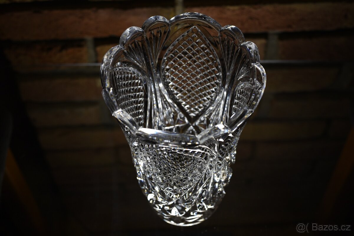 Nádherná broušená váza