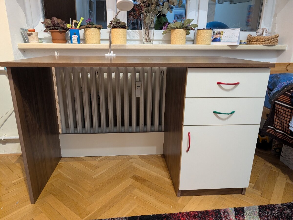 Psací stůl starší dětský