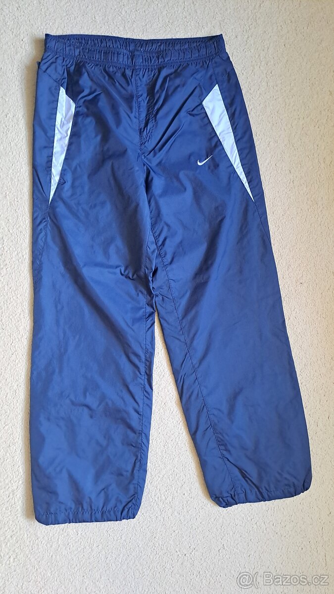 Dětské šusťákové kalhoty zn. NIKE (velikost 152/158)