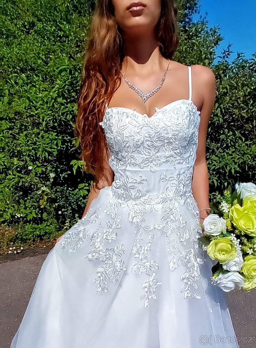KRAJKOVÉ princeznovské svatební šaty