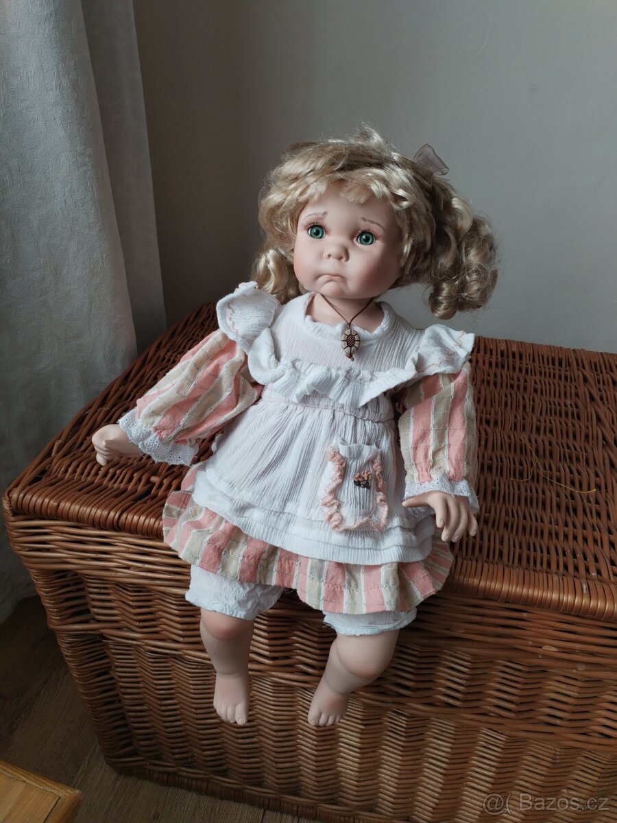 Panenka porcelánová 45 cm.