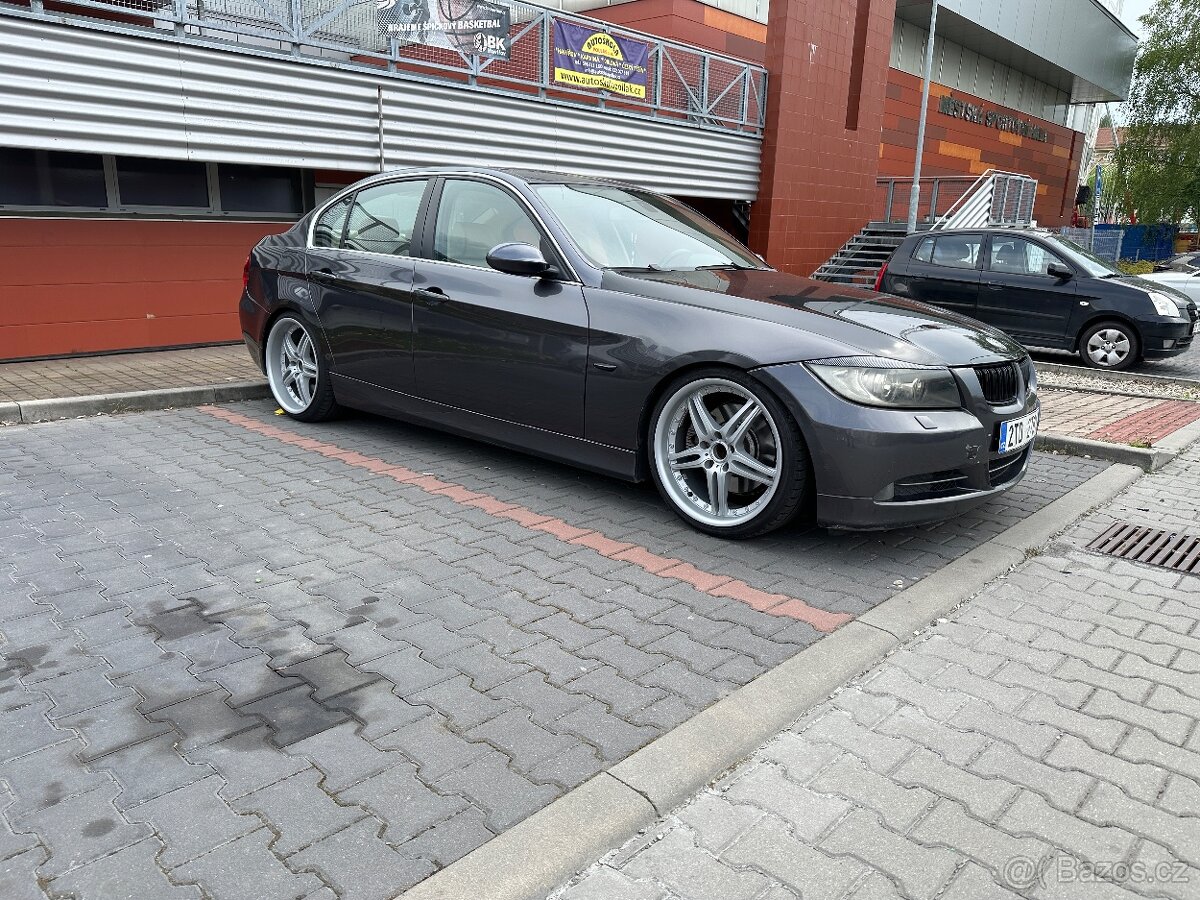 BMW e90 330i