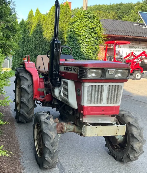 Traktor malotraktor Yanmar 2210, japonský traktor 22 koní