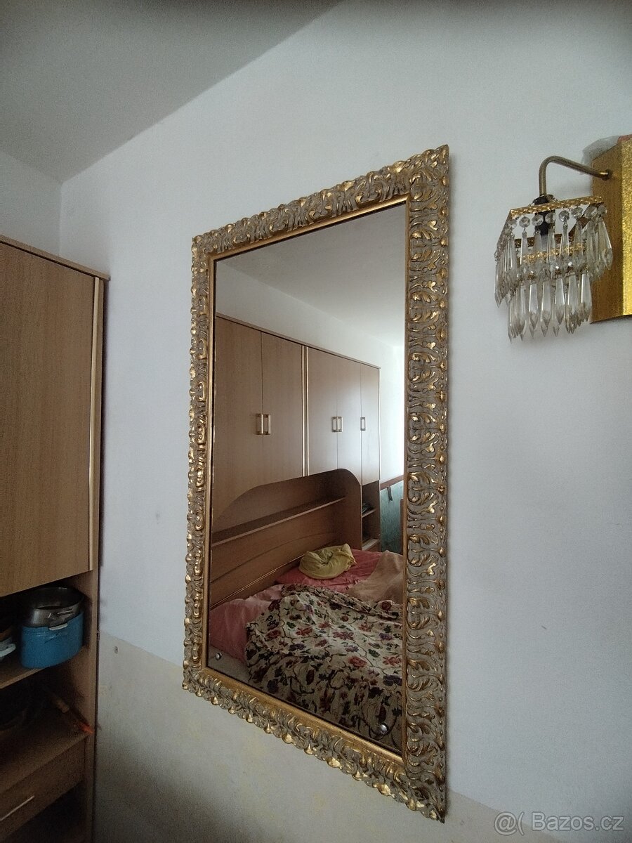 Zdobené nástěnné zrcadlo – zlatý rám, vintage styl