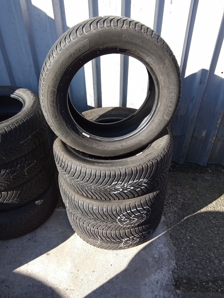 4 Pneu Michelin Cross Climater 2 Universal, 235/55 R17. Hlou