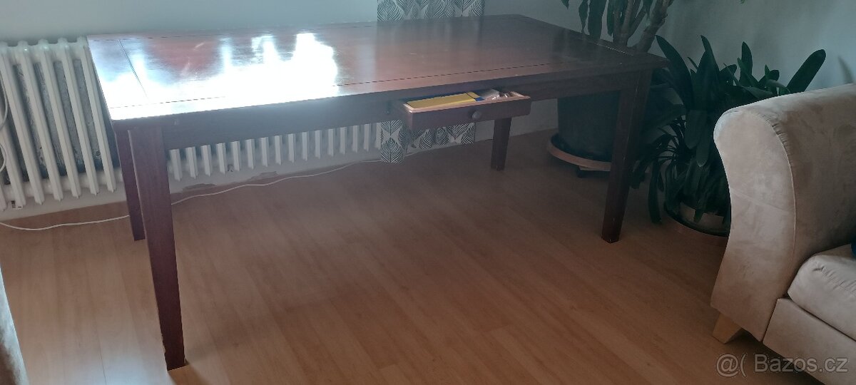 Stůl pro 6-12 osob