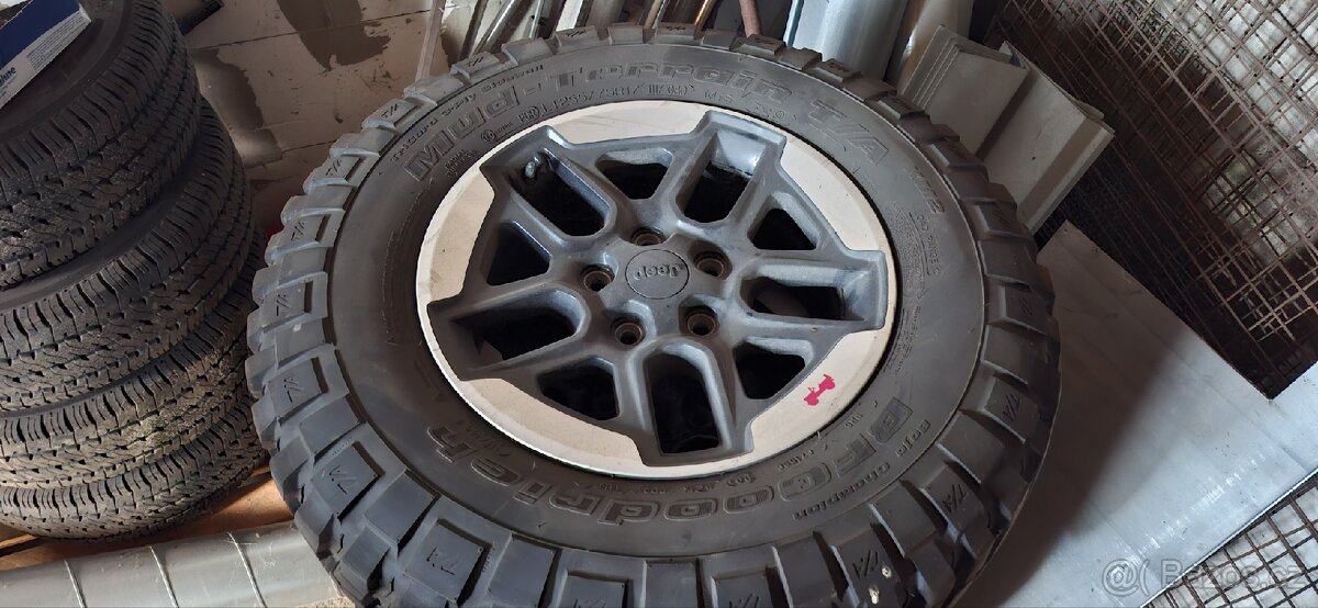 Kompletní originál 4 disky na Jeep Wrangler JL s pneu