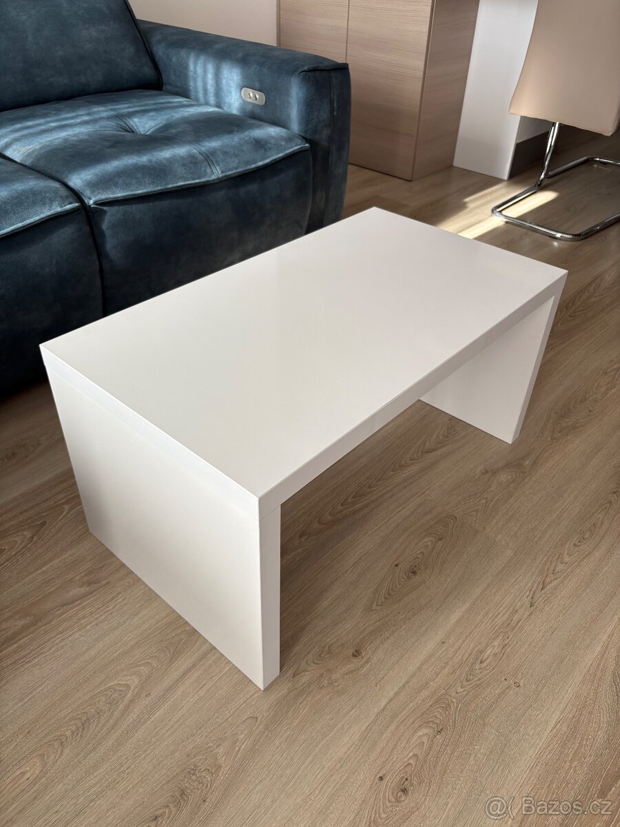 Bílý konferenční stolek