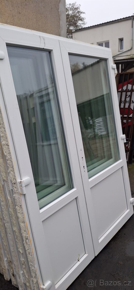 dveře vchodové plast. 175x218 cm dvoukřídlé + kování klika/k