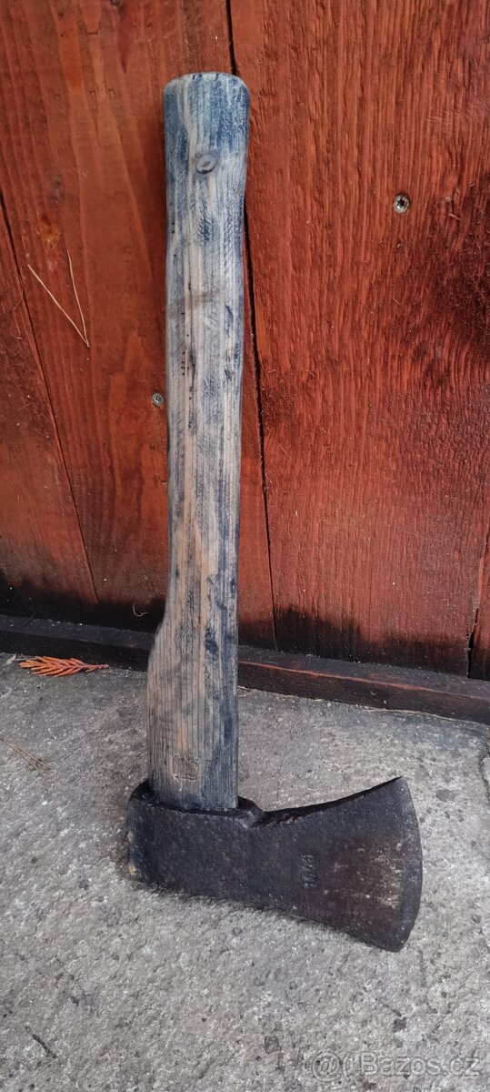 Stará německá sekyra wehrmacht značená