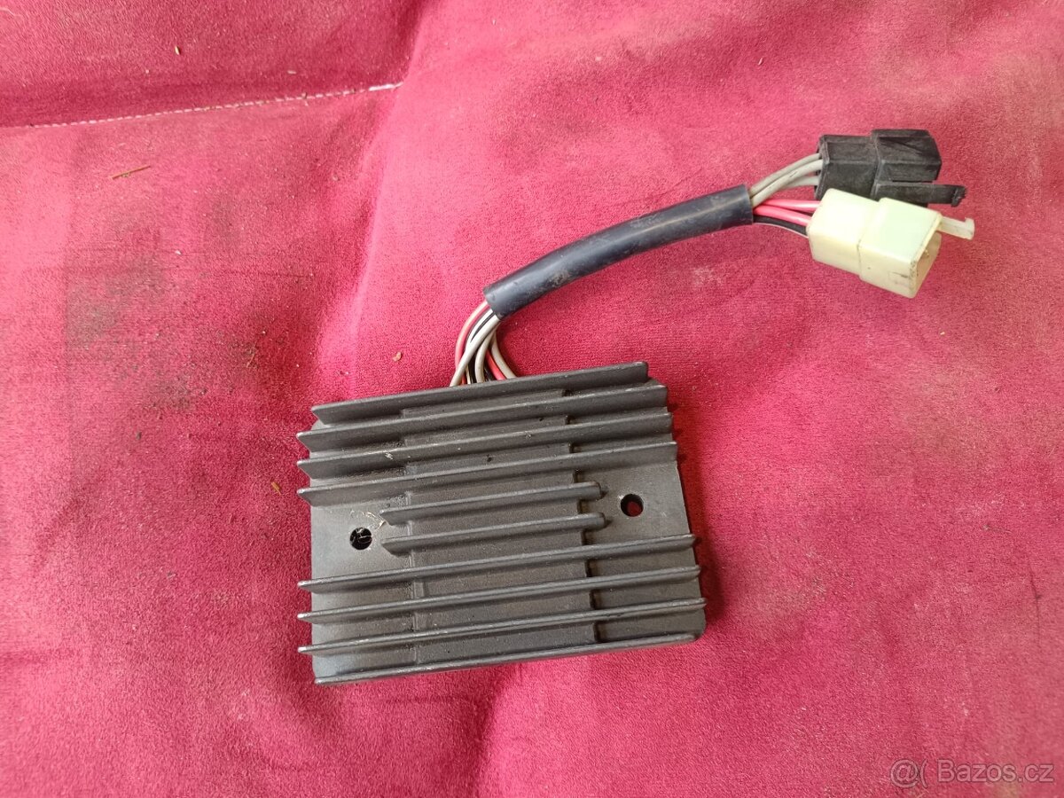 Regulátor napětí SH579-12