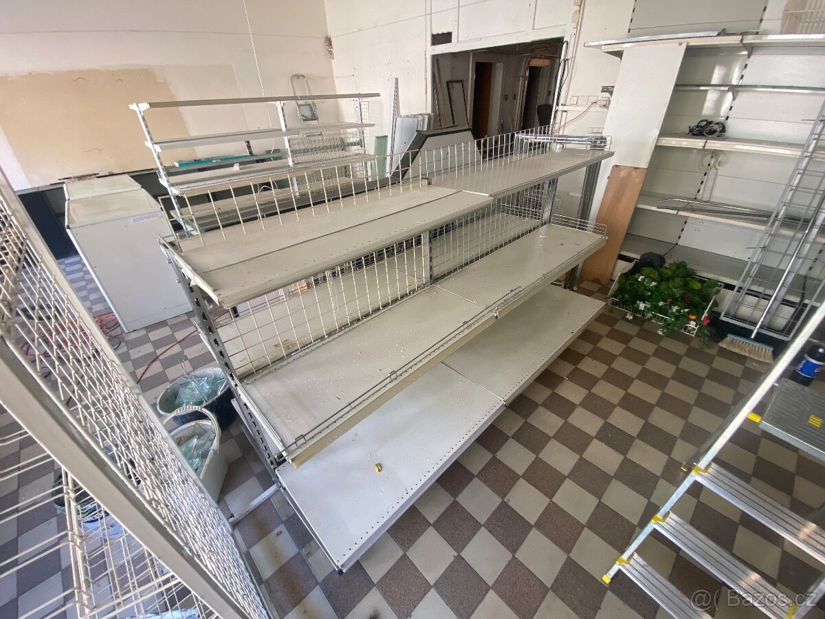 Kovové regály a prodejní pulty