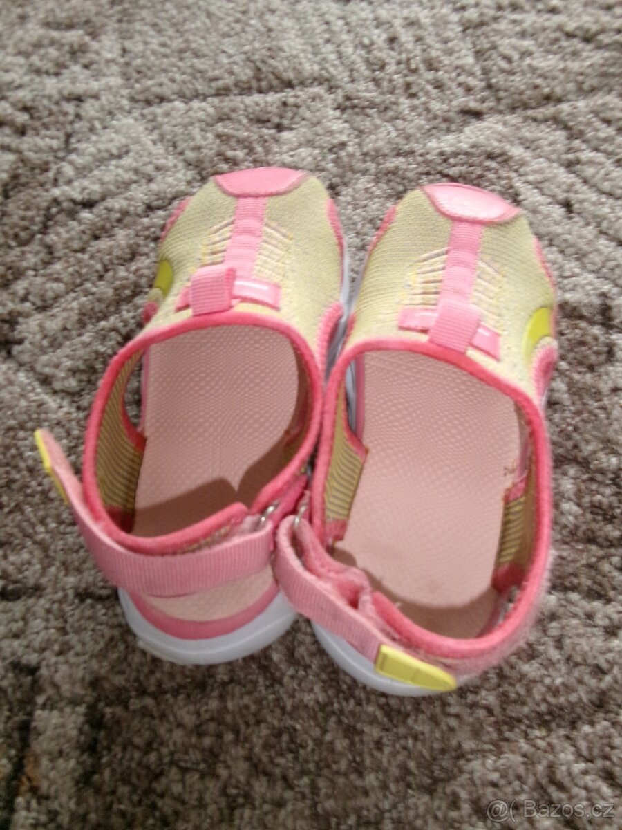 Prodám dívčí sandále