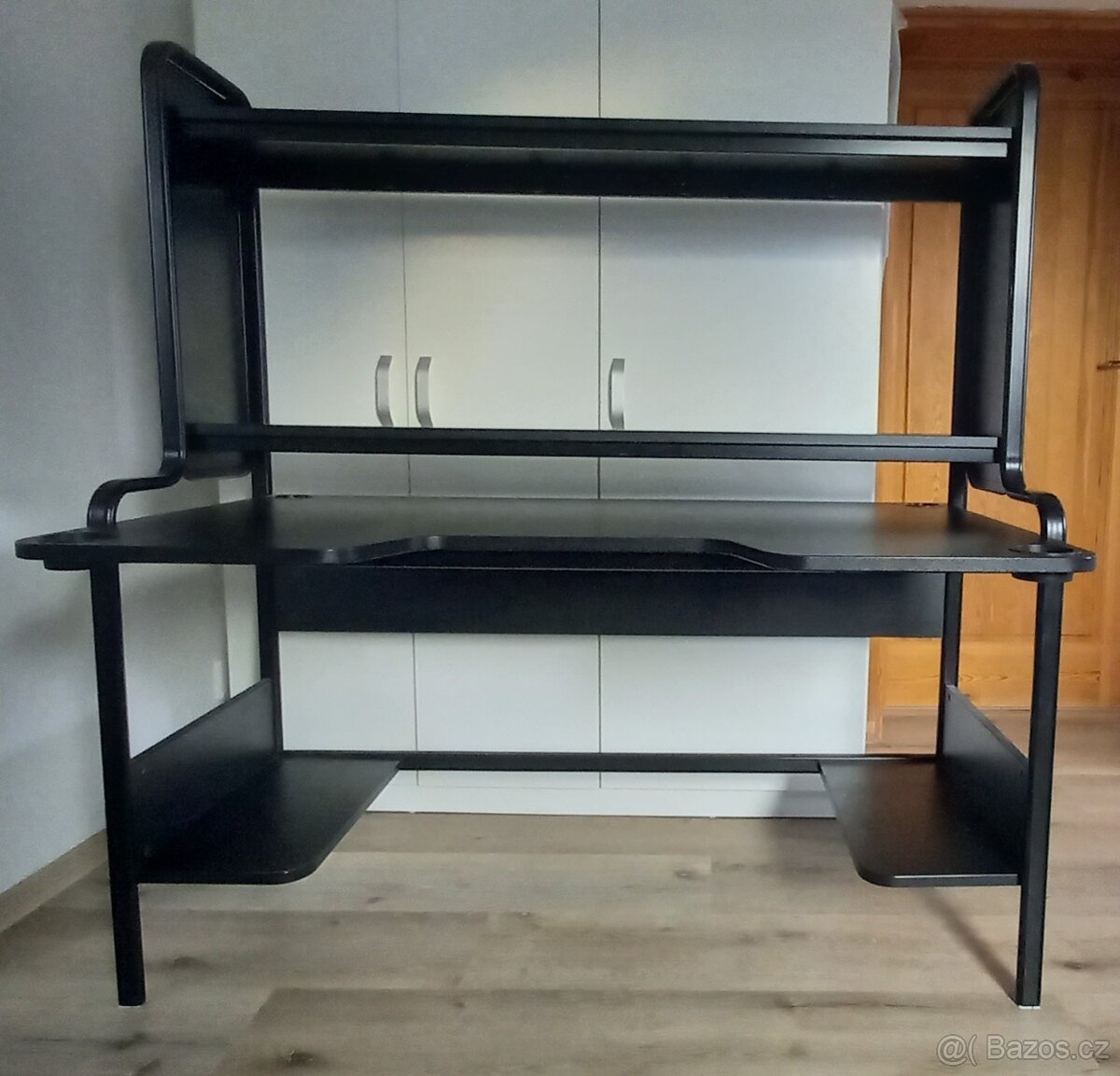 Černý pracovní stůl