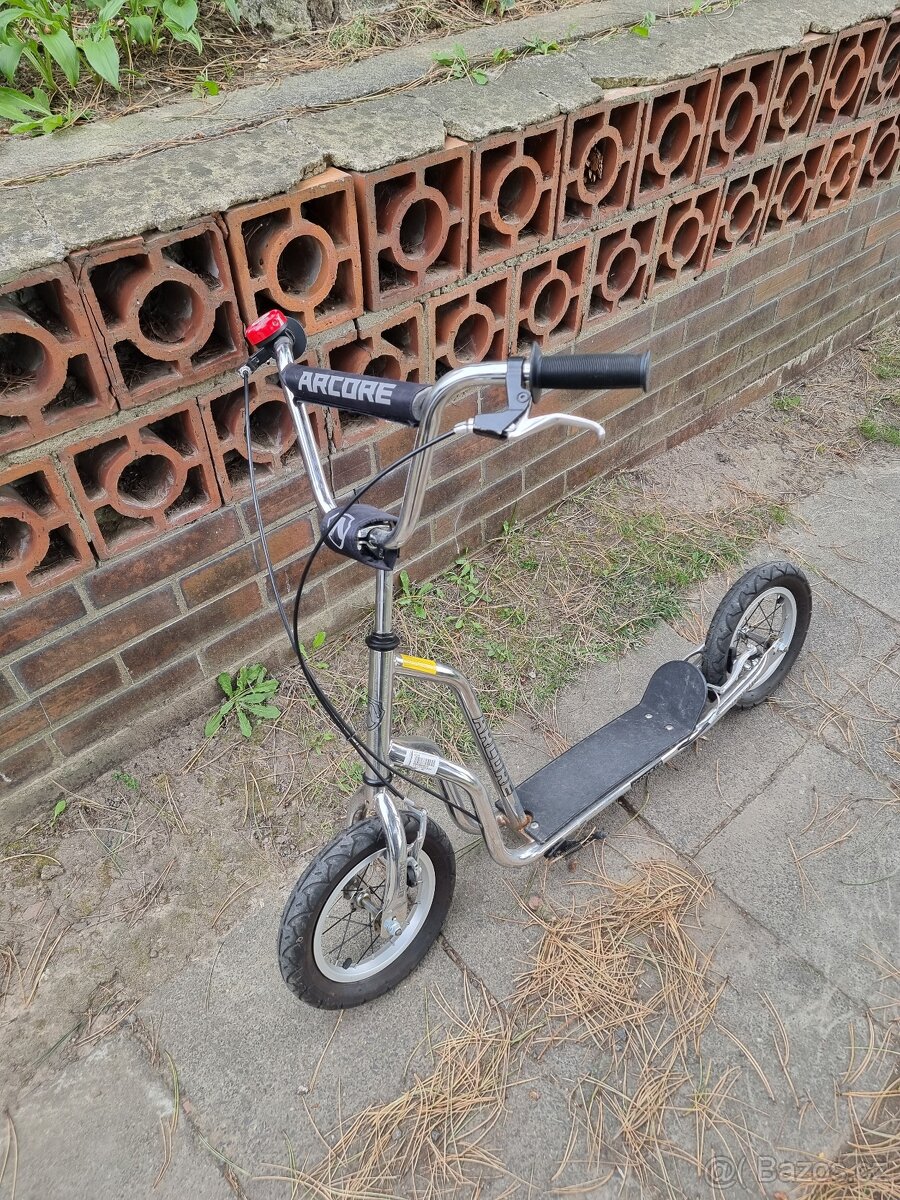 Koloběžka s nafukovacími koly 12"